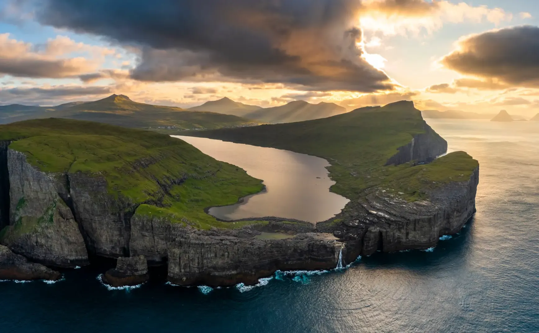 8月27日 | 要闻速览：高官重判、外交风波与能源新进展