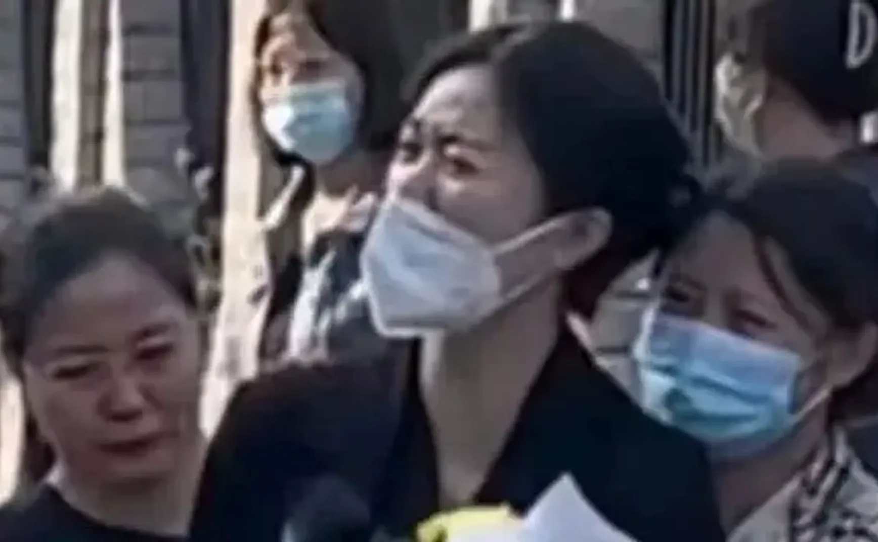 儿子在学校被撞身亡，母亲在网暴声中跳楼自杀，比《活着》更惨的是现实