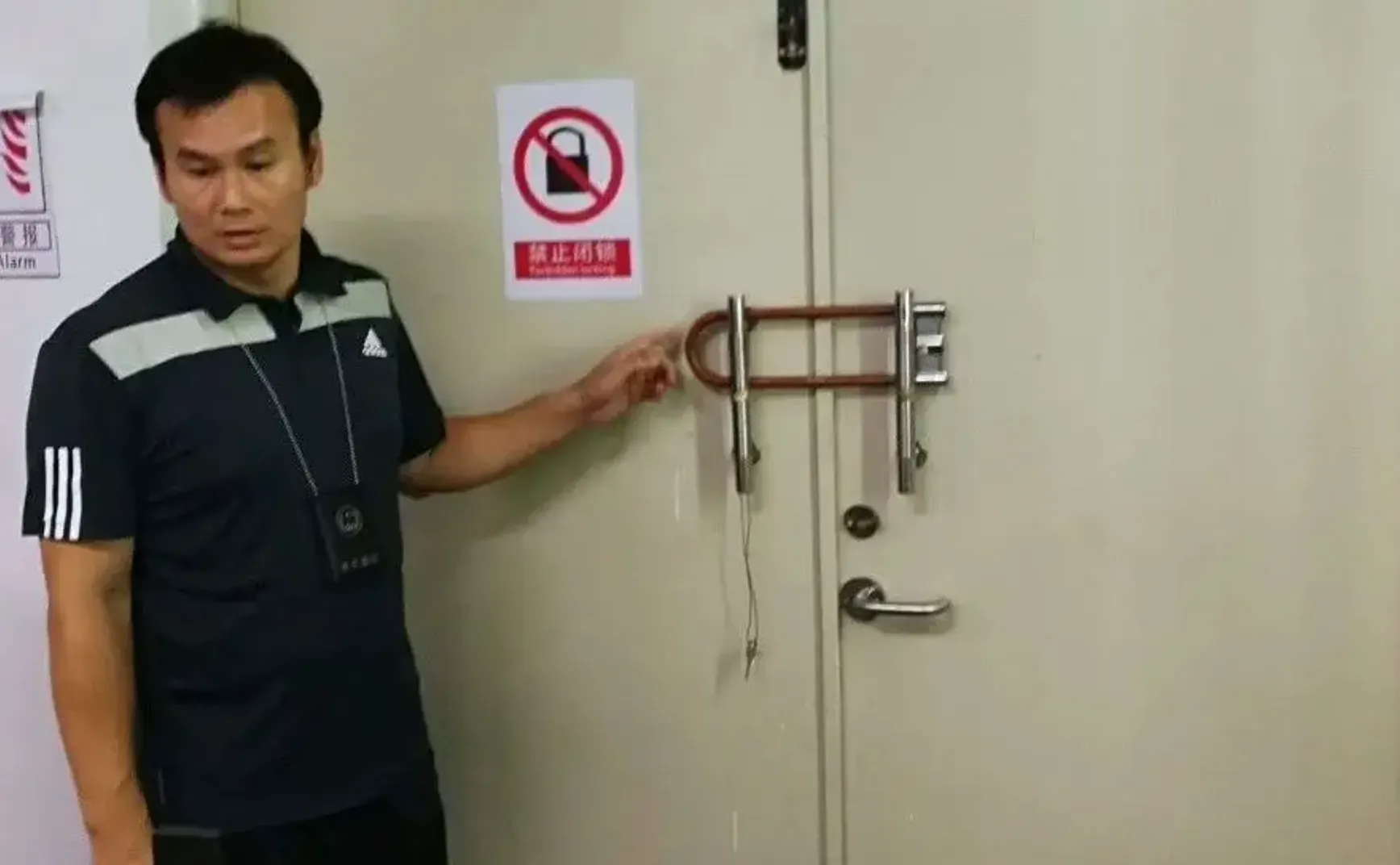 又见火灾致数十人重大伤亡！疫情期间锁上的消防通道打开了没？