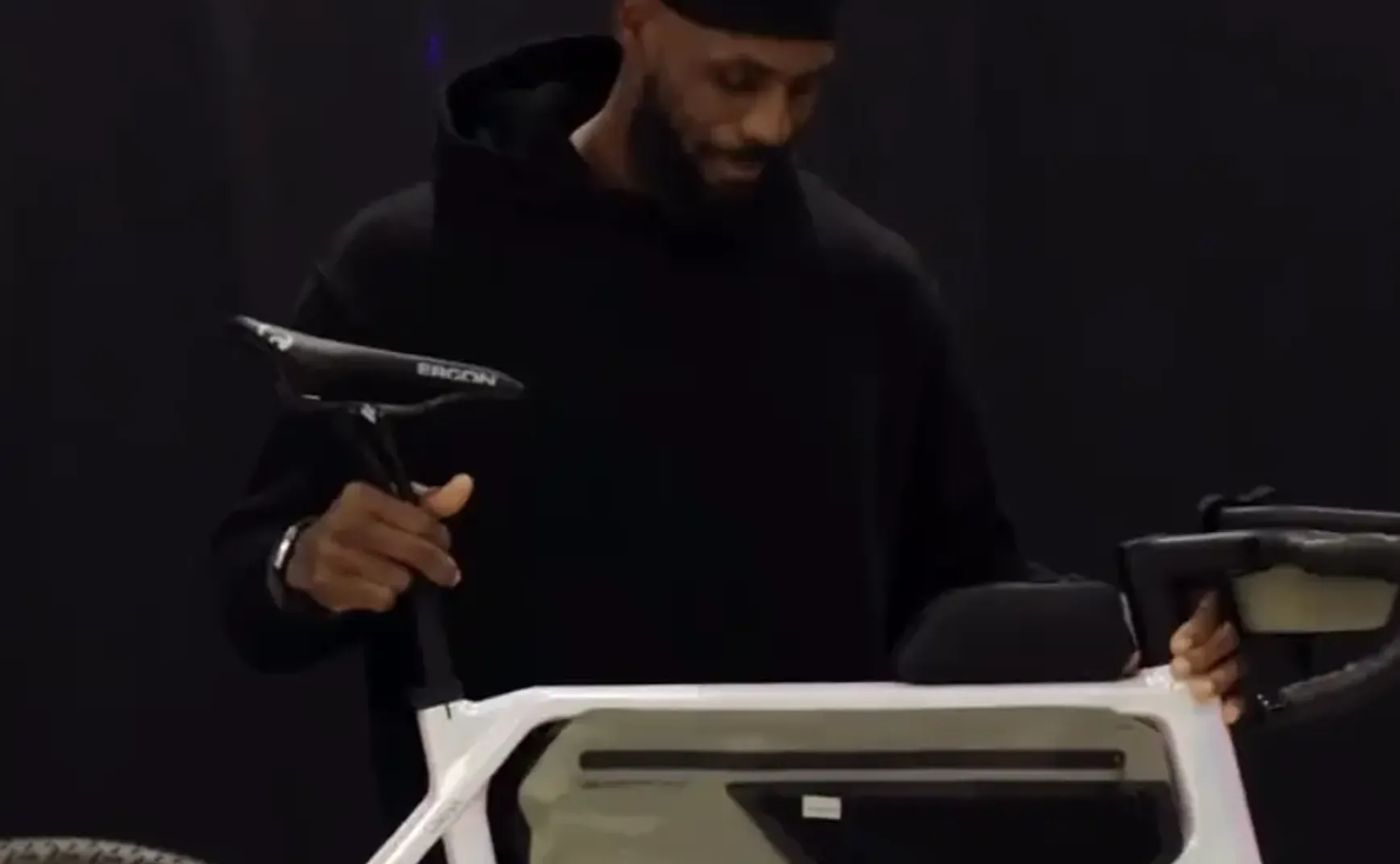 # 014 詹姆斯晒出定制canyon