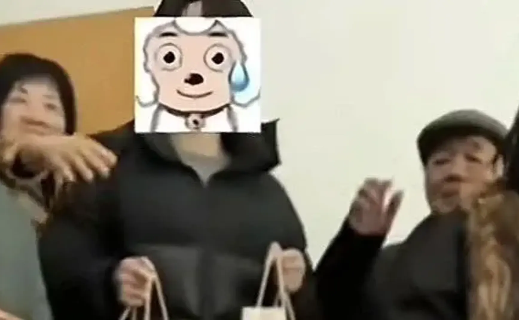 一觉醒来相亲对象已站在床边，还有记者趴在床底下？