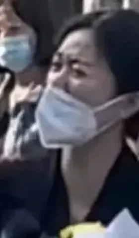 儿子在学校被撞身亡，母亲在网暴声中跳楼自杀，比《活着》更惨的是现实