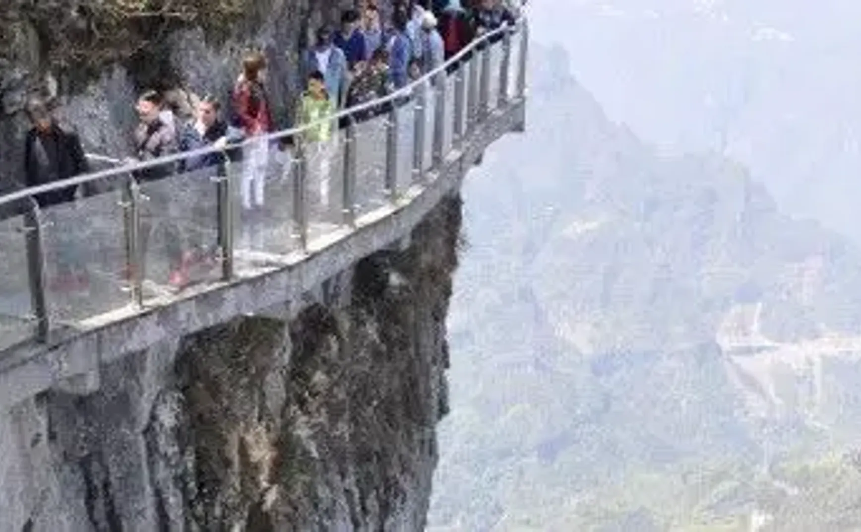 月薪八千的农村青年，会因为贫穷而跳崖自杀吗？