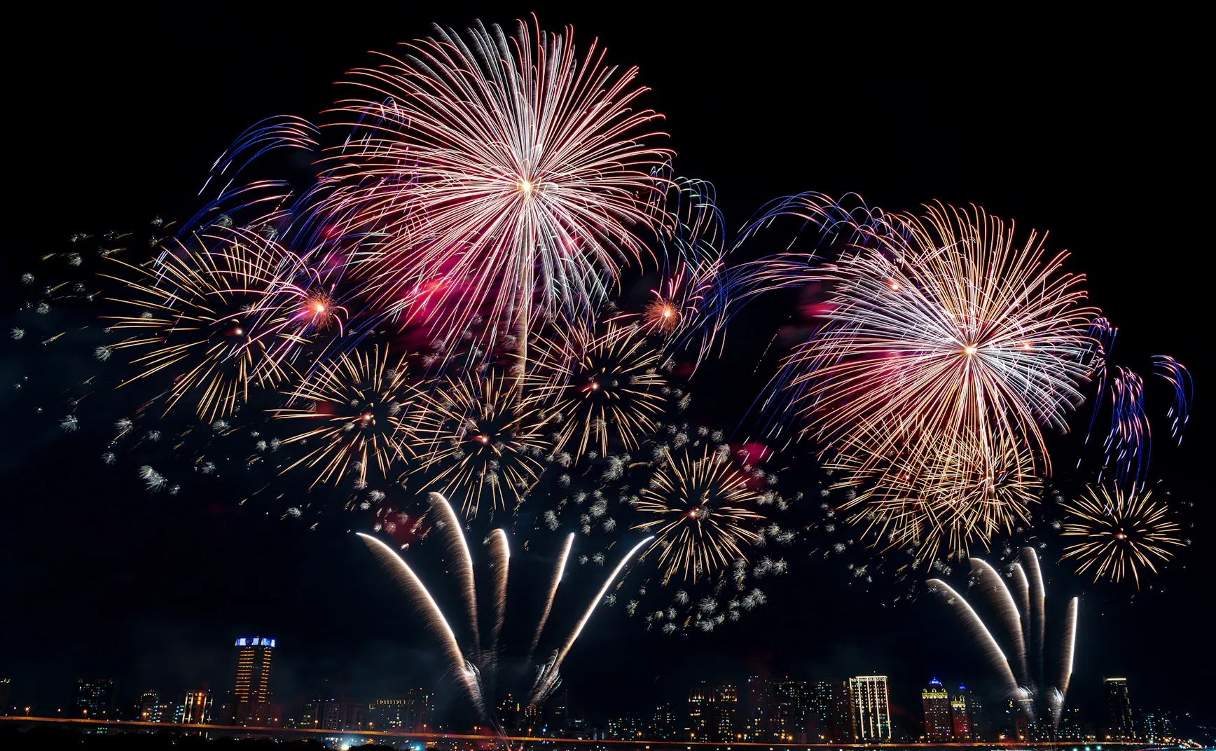 【解讀美股情緒】不曾寧靜的夜，不到天亮不該疲憊 - 20251224