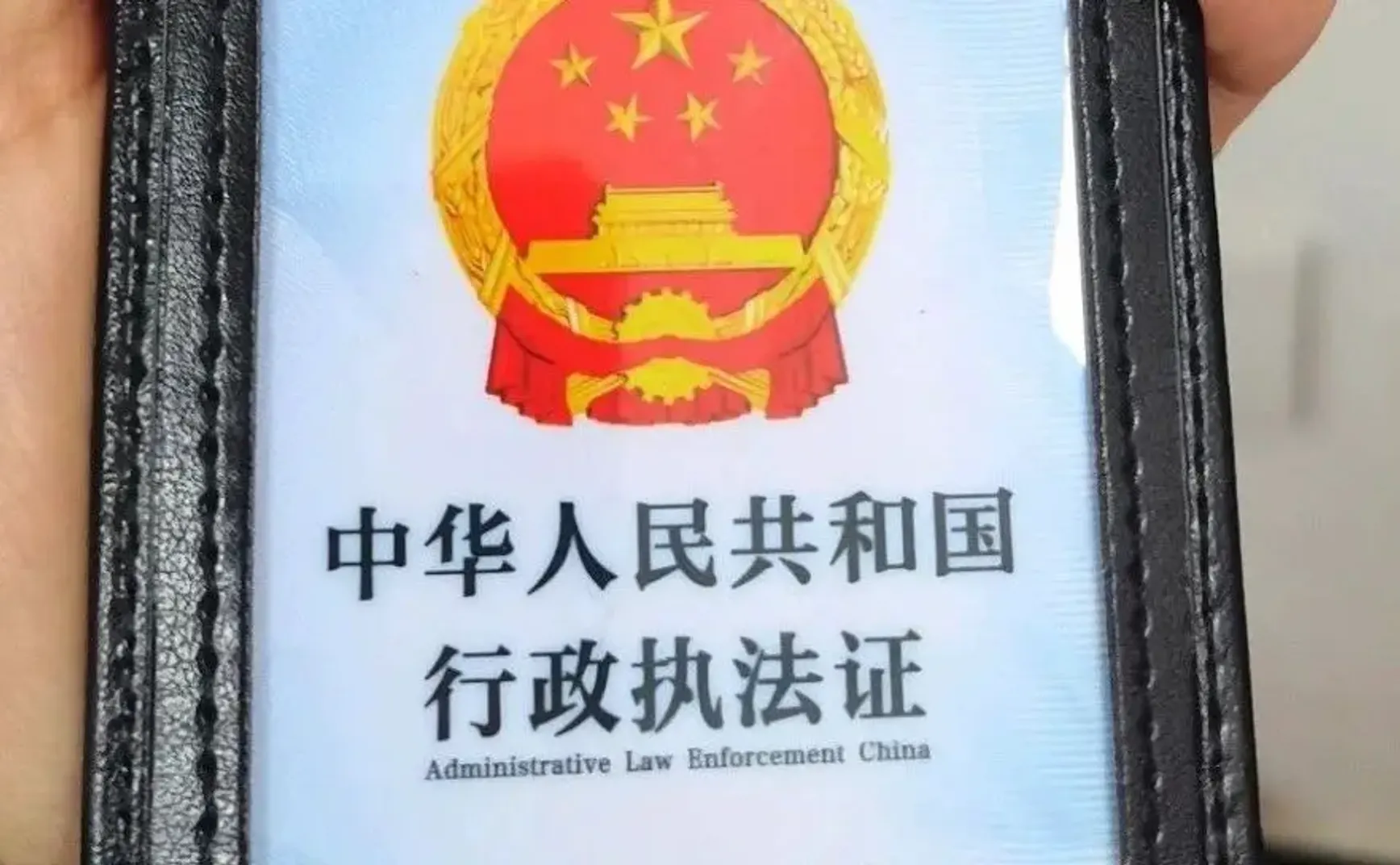 防城港亮证女事件通报回避了五大问题，急需提级调查！