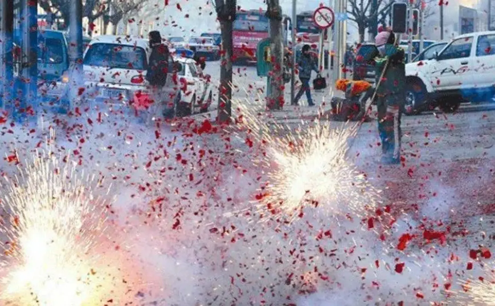 解禁烟花爆竹会加剧医疗挤兑，这代价我们承受不起