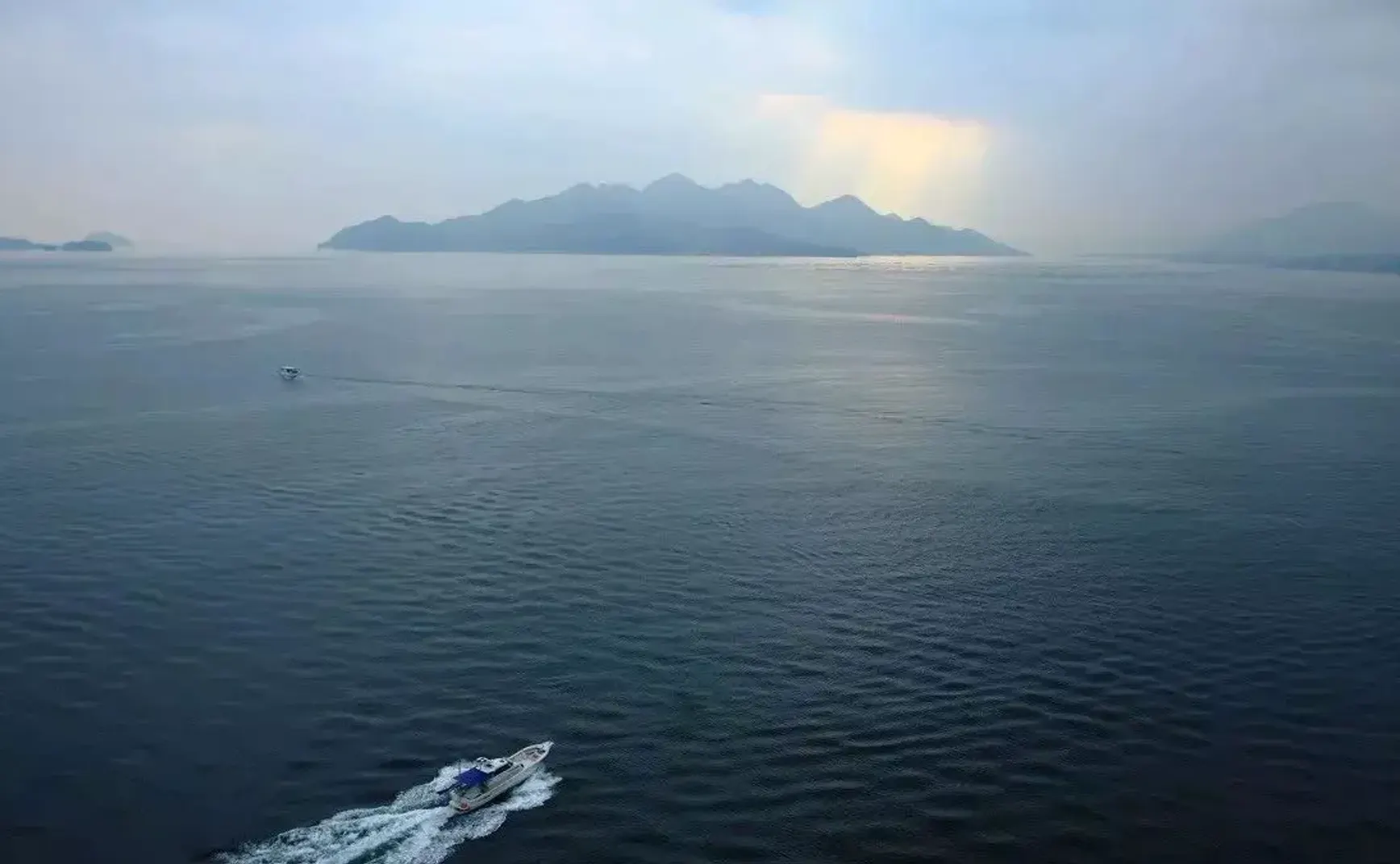 离喧嚣的社交媒体远点，离真实生活就近点