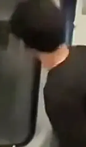 砸开火车窗户的，是一位漂亮的中国人！