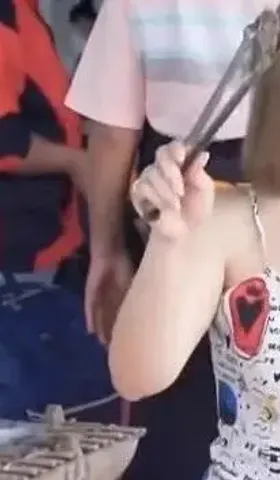 夜市35元一只的烤生蚝，撑不起香港的经济