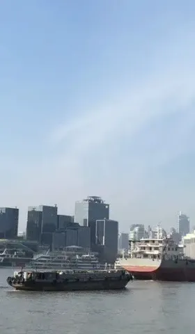 大江东去，大河奔涌