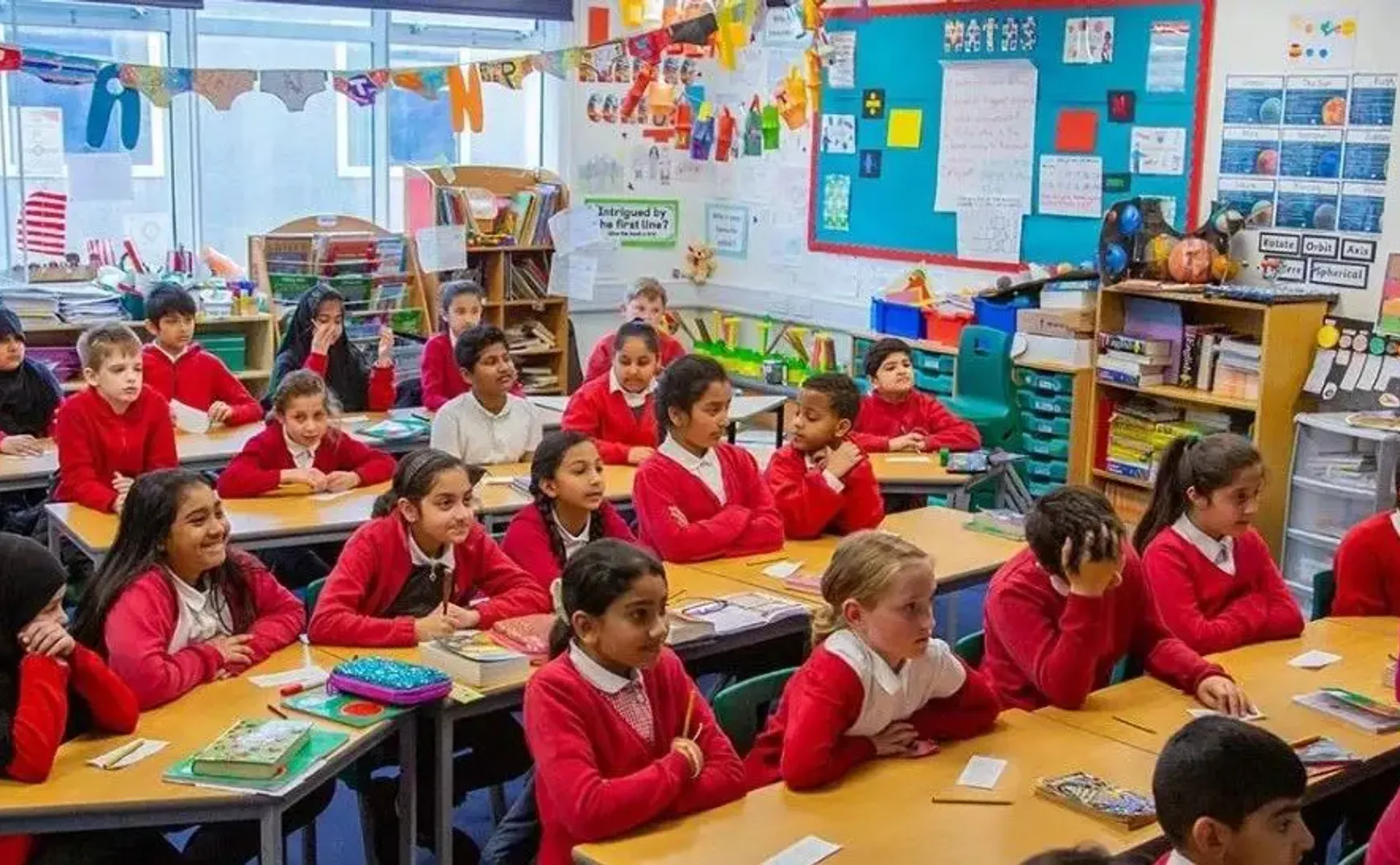 英国小学大不同：体育老师教历史数学，教师行为守则200多页