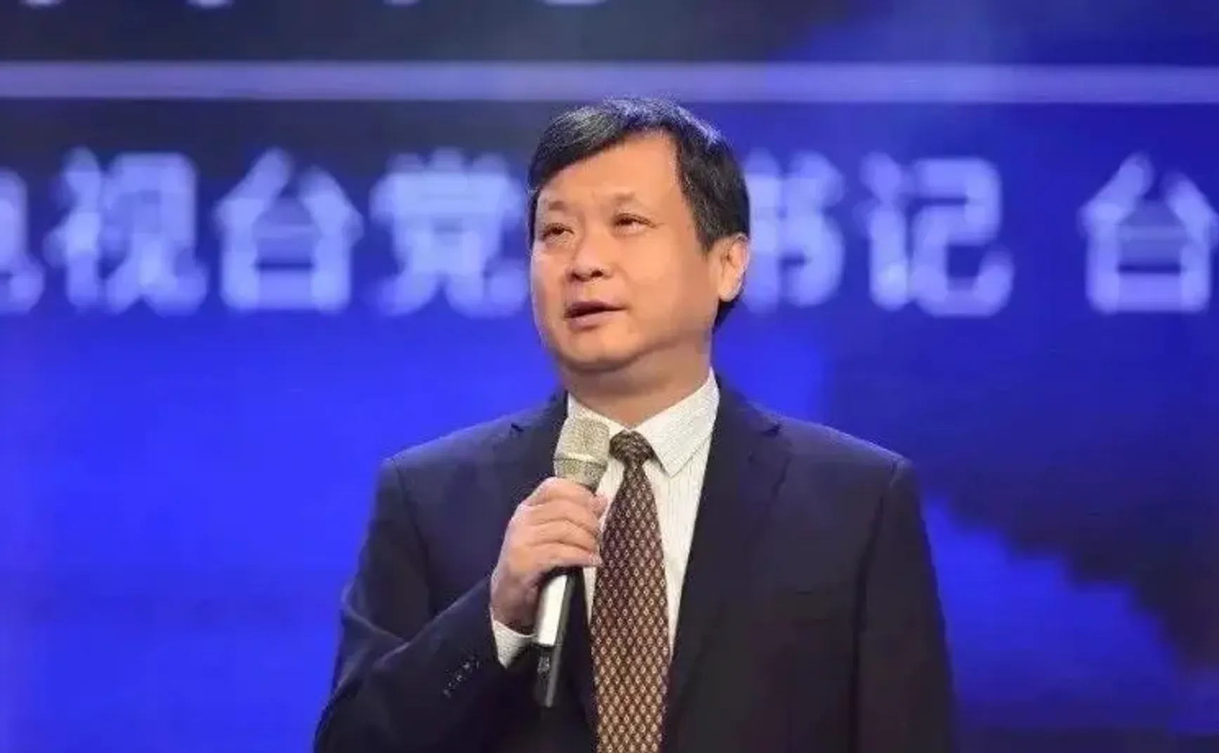 把舆论监督当成笑话的电视台长，自己也活成了一个笑话