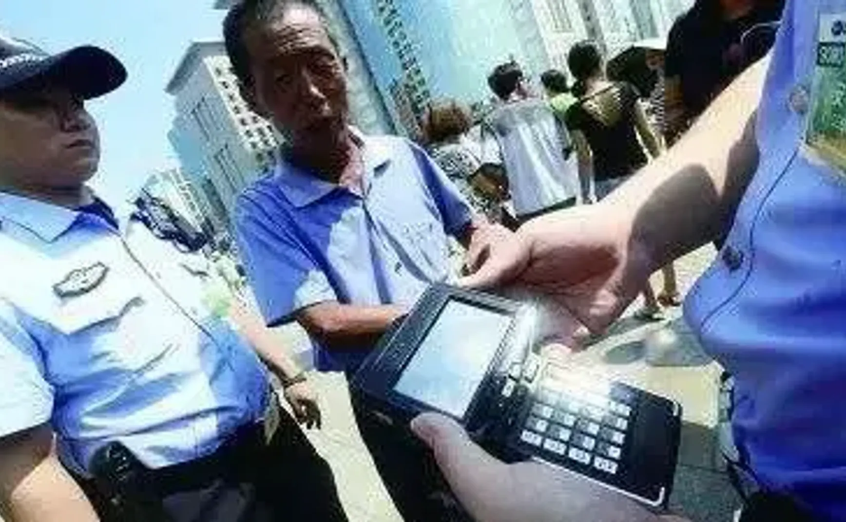 老子身份证都随便查，问你要个车牌号居然不给？