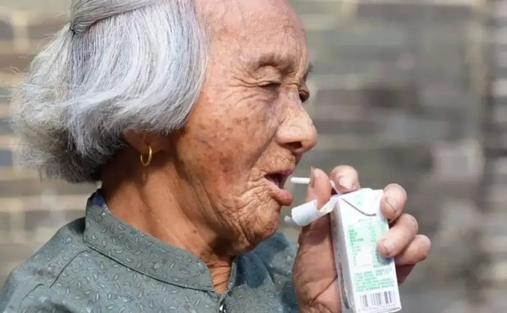 老人说不爱喝牛奶，你可别傻傻地相信了啊
