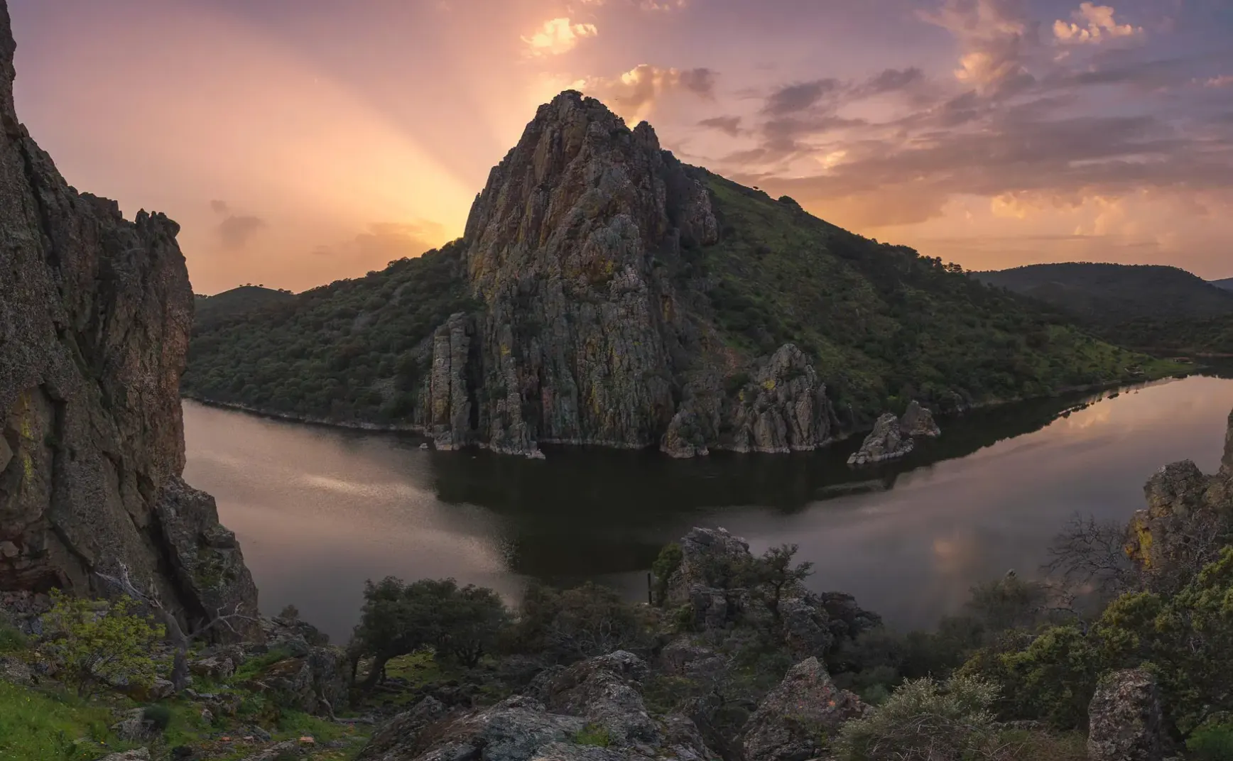 9月11日 | 中东冲突升级法国政局动荡，中国聚焦治理反腐与国防安全