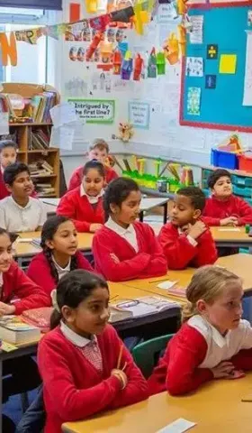 英国小学大不同：体育老师教历史数学，教师行为守则200多页