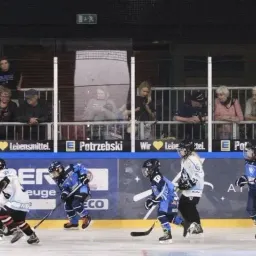 在打冰球的第三年，小朋友又说不去了