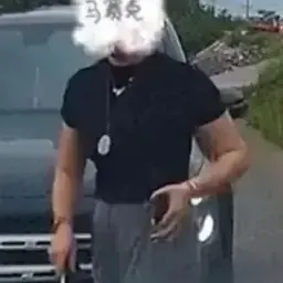 奔驰女从故宫开到防城港，耍特权的初心不改