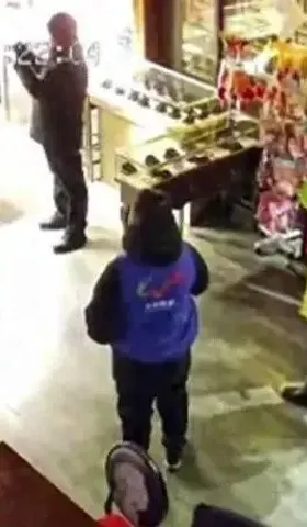 州官半夜撬锁，强迫百姓点灯