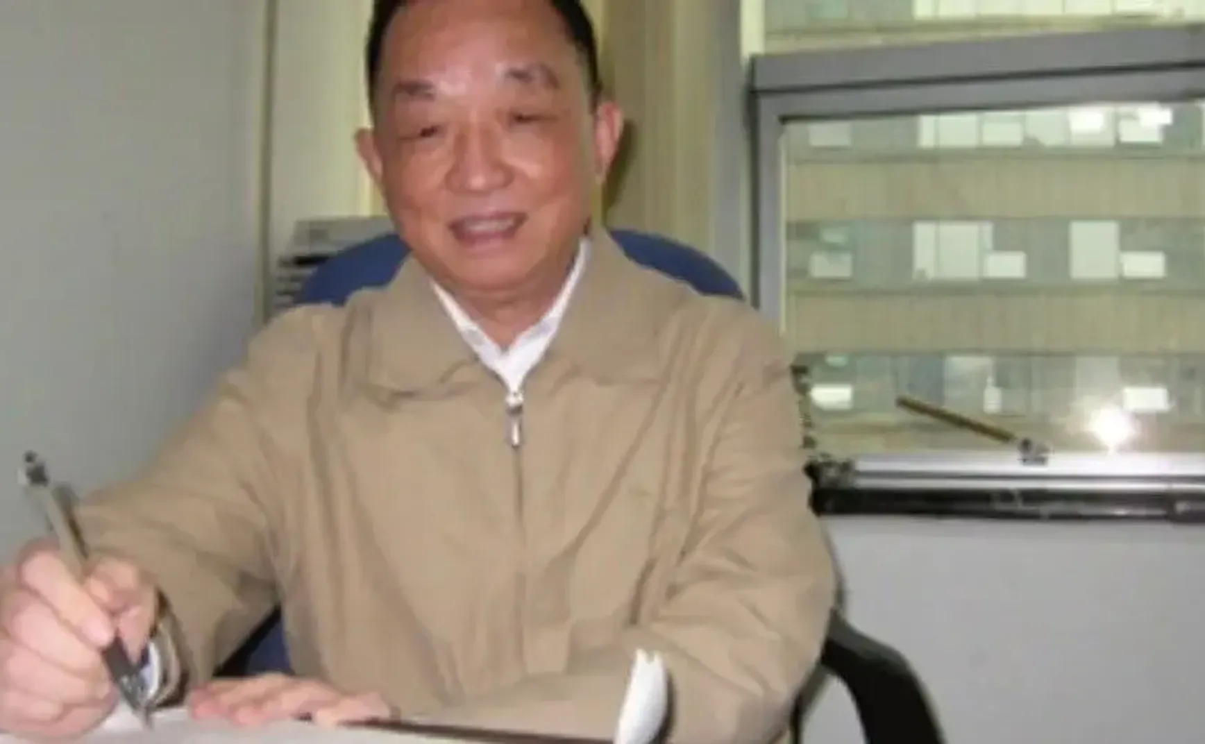 那个给黑社会老大打辩护的赵律师走了，我很怀念他