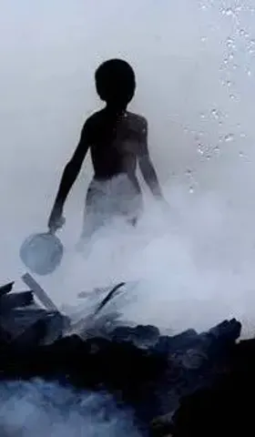 他曾用生命捍卫公共利益，如今靠卖书来筹救命钱