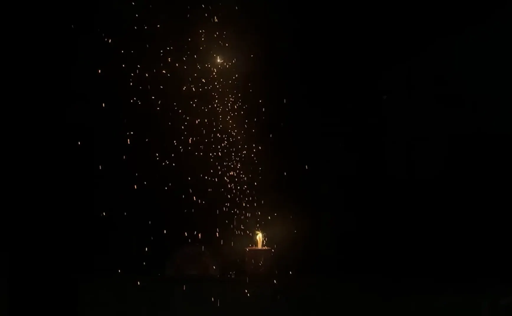 【38】炮竹声后，看见家的燃烧与裂纹 | 曲率飞船 newsletter