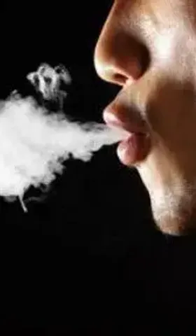 在餐厅碰到有人抽烟，怎么管既安全又有效？