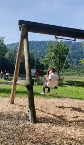 周日下午三点，我正在弹琴，楼上邻居来敲门了