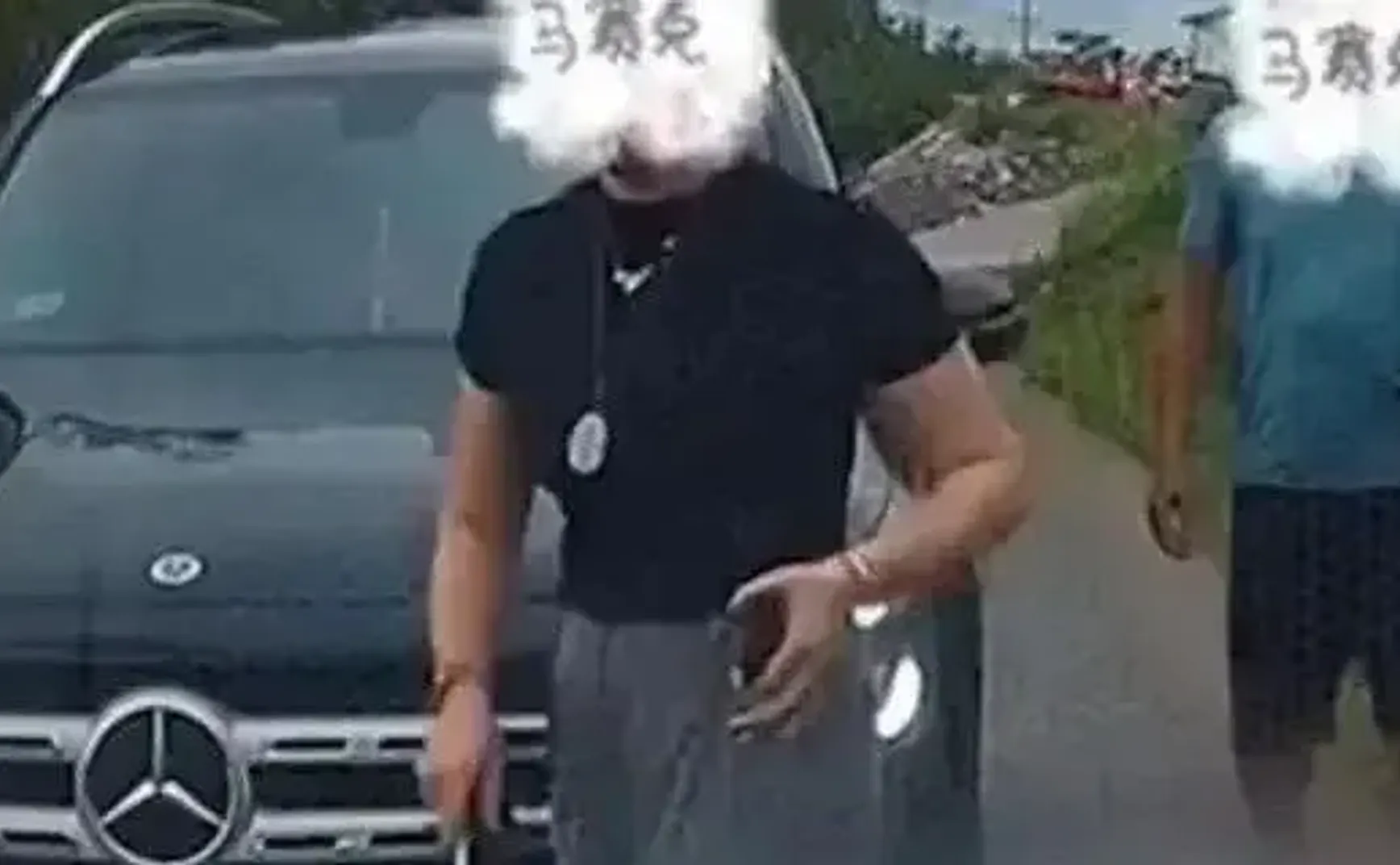 奔驰女从故宫开到防城港，耍特权的初心不改