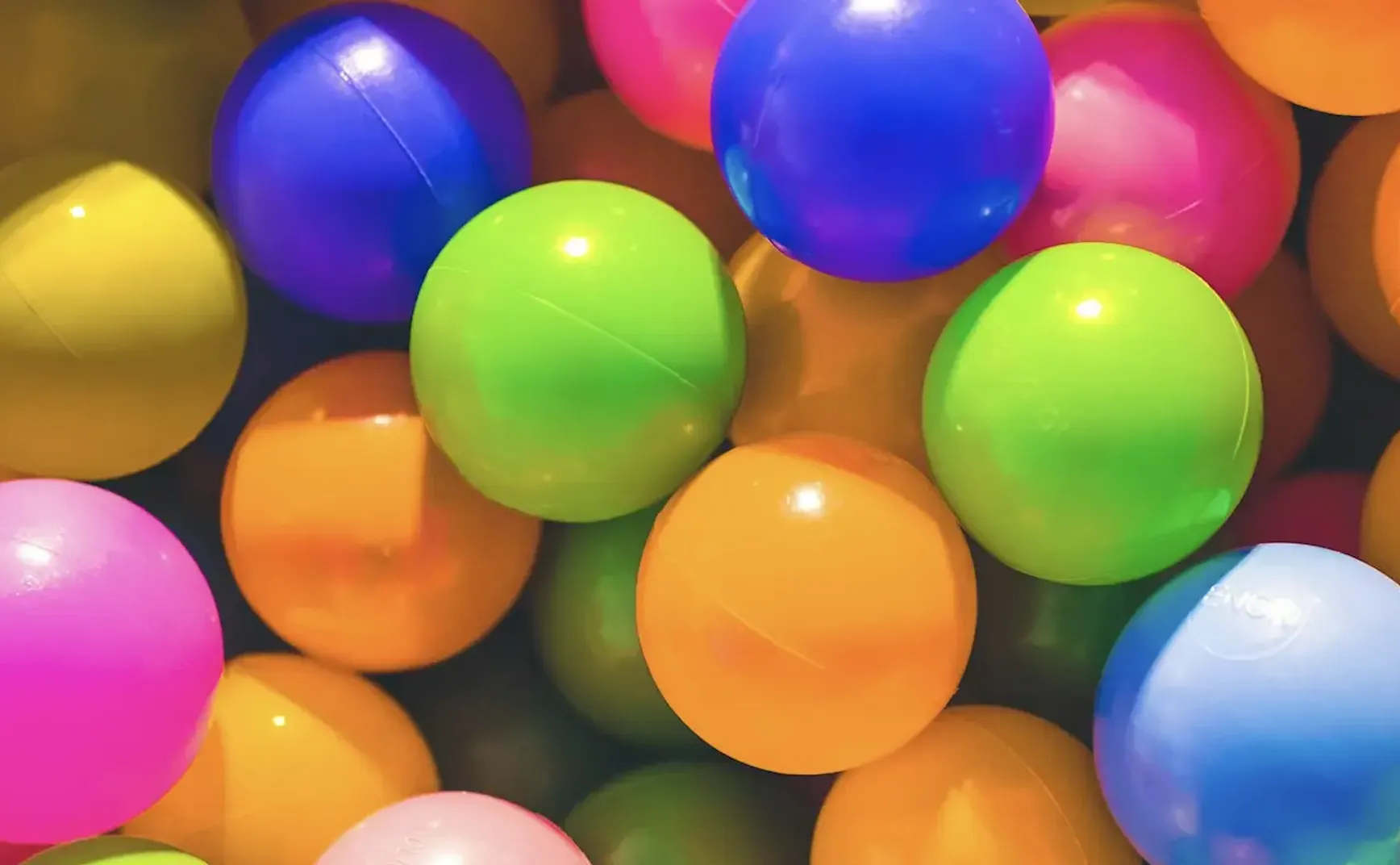 世界是黑白的，而人类是彩色的