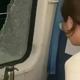 他们准备了10辆救护车，却说闷罐车里的乘客还不够热