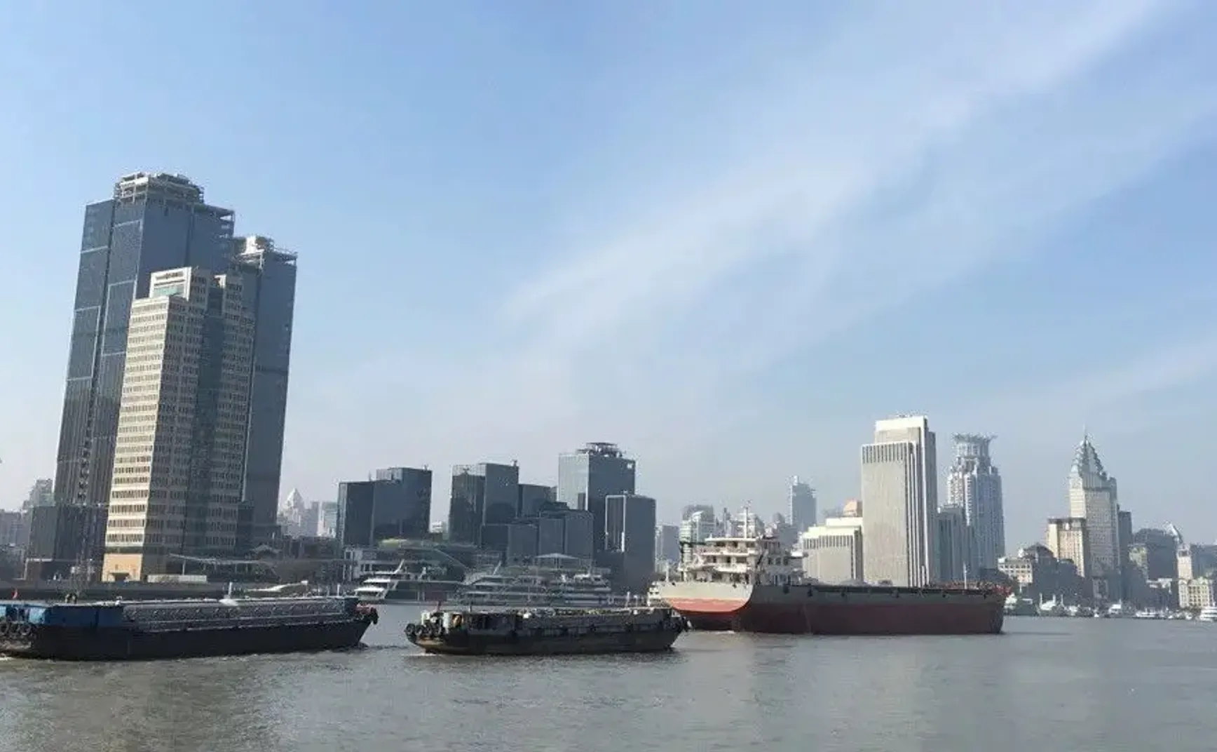 大江东去，大河奔涌