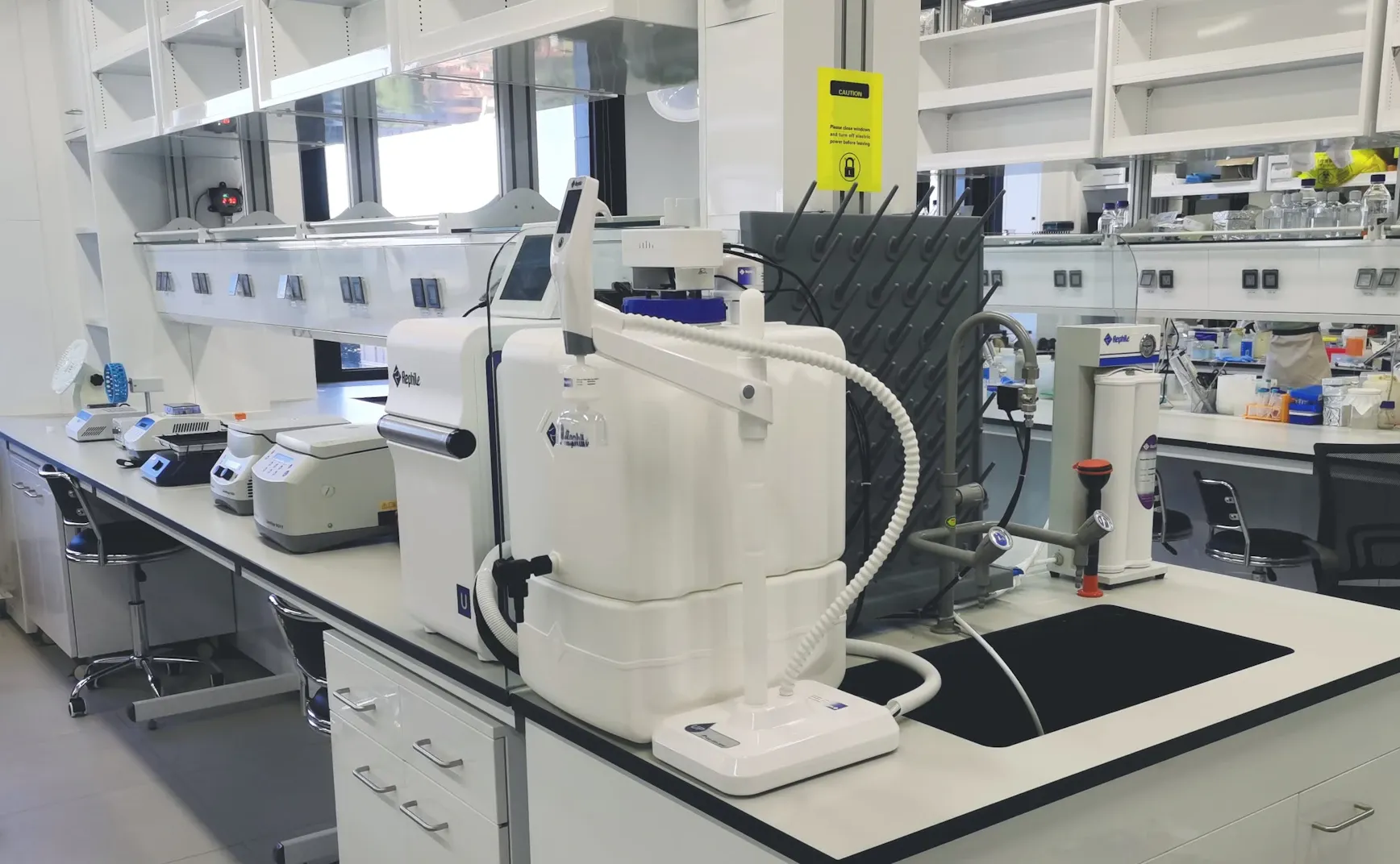 利用爪族集群的声共振感知在“慢速区”建立可部署的PCR