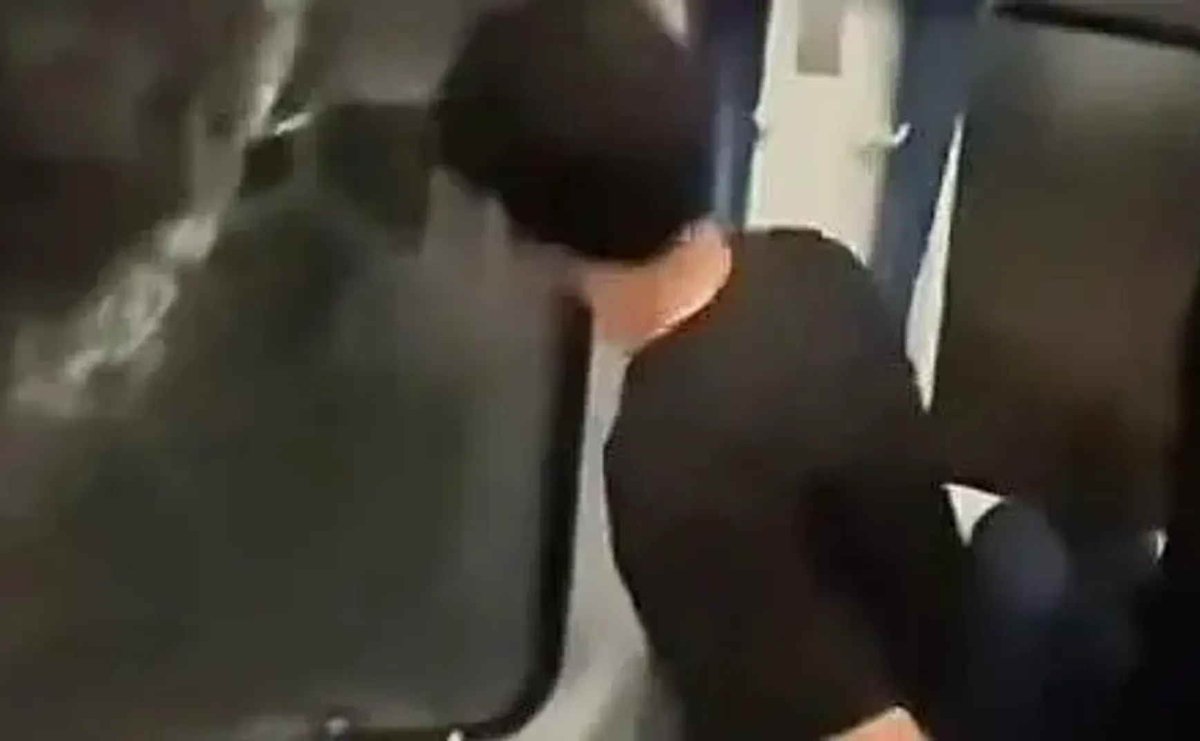 砸开火车窗户的，是一位漂亮的中国人！