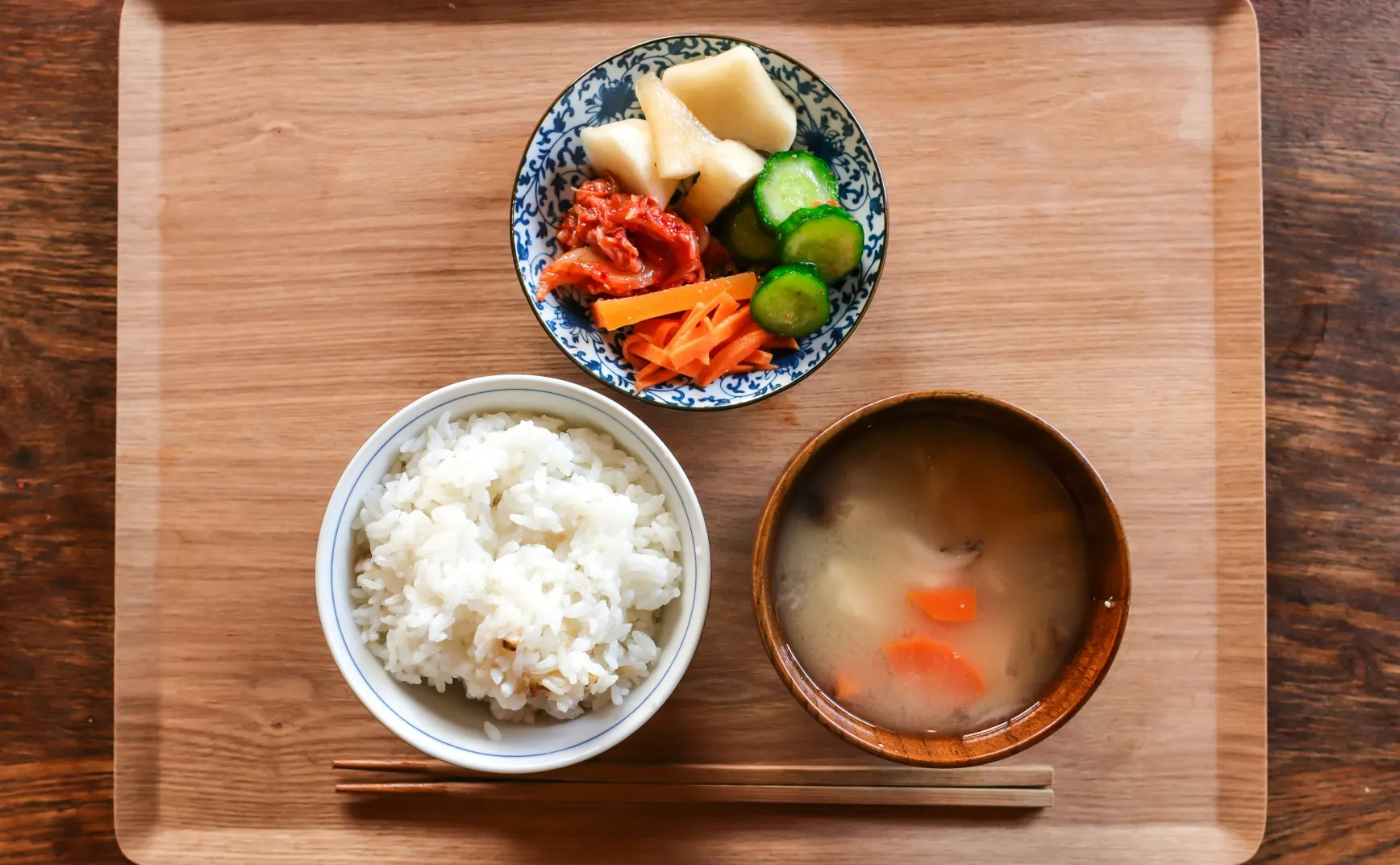 用碗盛菜端着吃，用盘子盛饭夹着吃