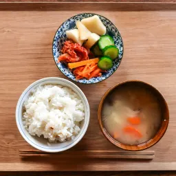 用碗盛菜端着吃，用盘子盛饭夹着吃