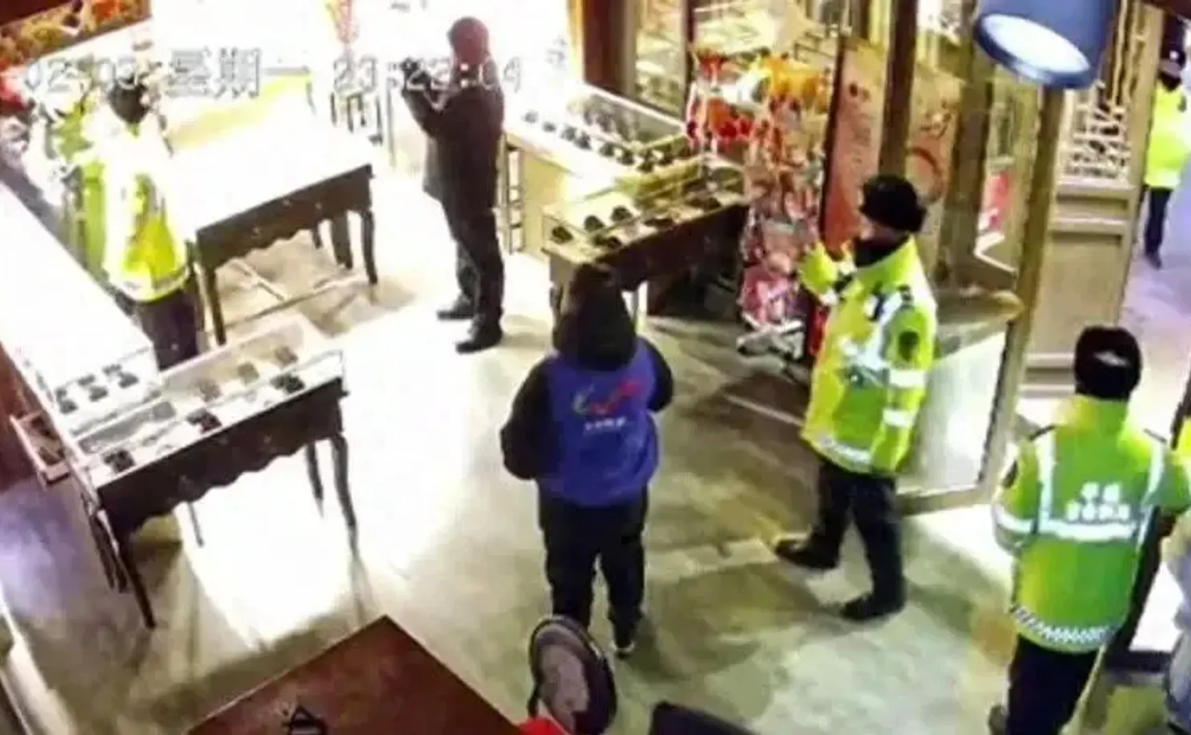 州官半夜撬锁，强迫百姓点灯