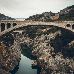 行动指引思维，而不是思维指引行动