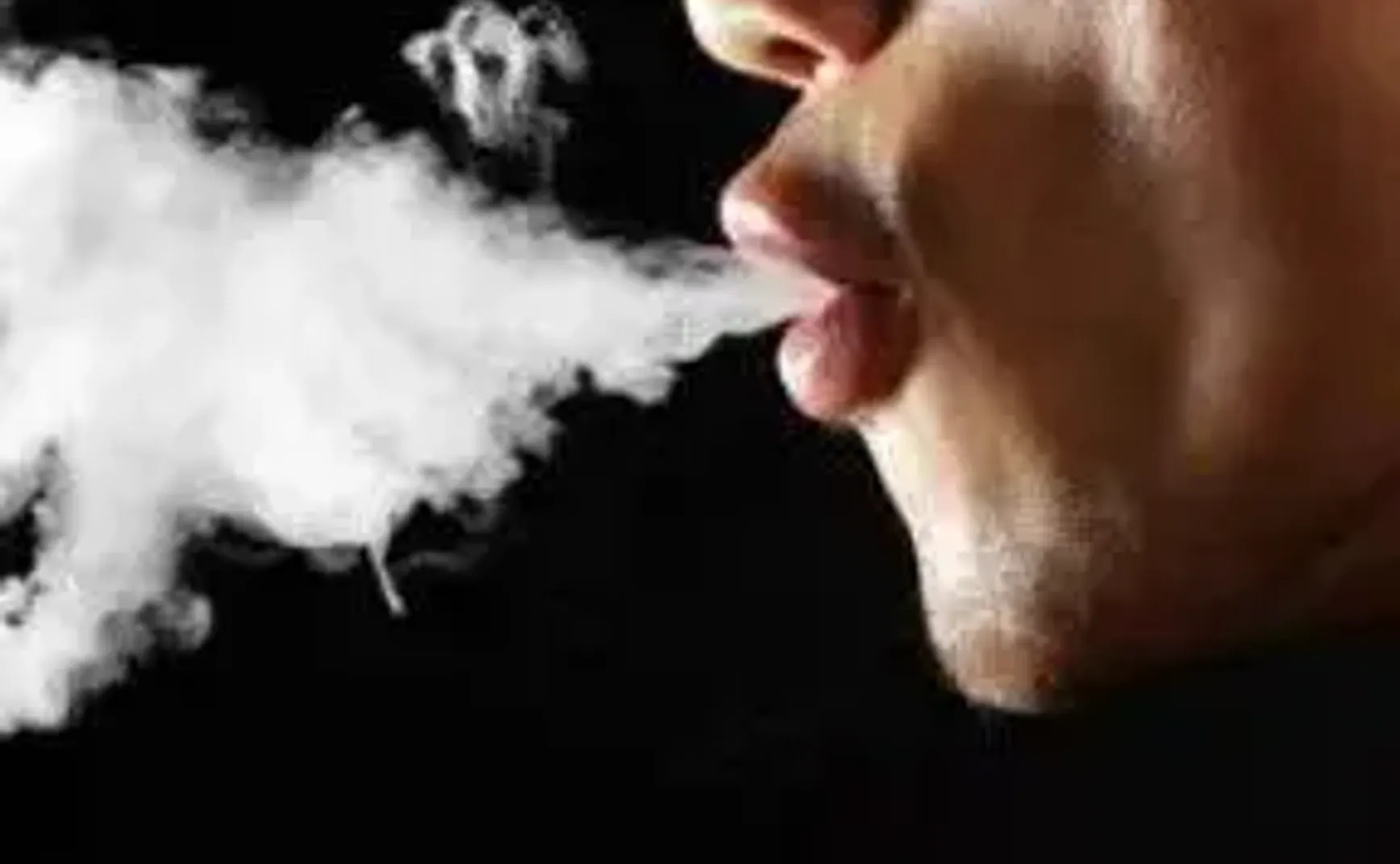 在餐厅碰到有人抽烟，怎么管既安全又有效？