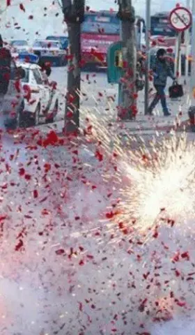 解禁烟花爆竹会加剧医疗挤兑，这代价我们承受不起